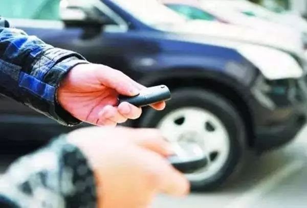 如果有人向你借车你该怎样回答,当有人问你借车