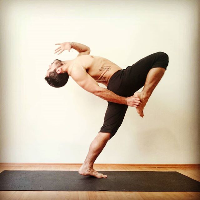 瑜伽每天必练臀部胸部,瑜伽后弯3个体式图片