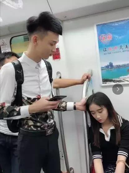 地铁上美女睡着了，旁边帅哥的举动，网友直呼太暖心！