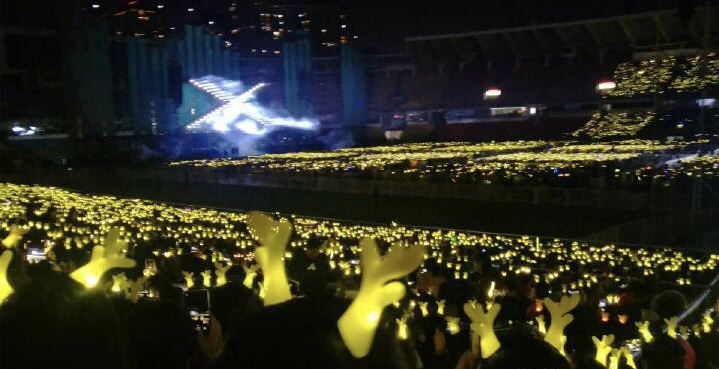 鹿晗gucci活动人山人海,鹿晗演唱会戴鹿角