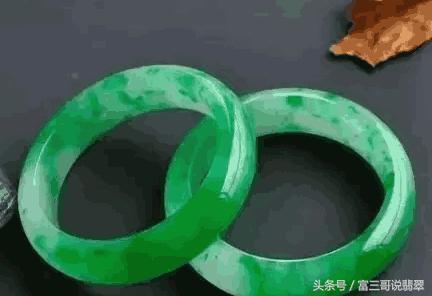 翡翠手镯圈口大点好还是小点好,翡翠手镯要买多大圈口合适