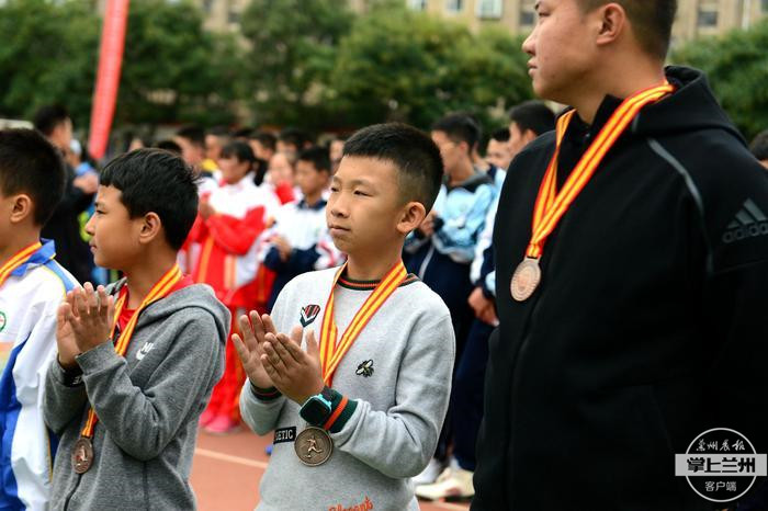 兰州青少年足球联赛开赛,追风少年绿茵场