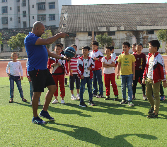 江永一小：外教进校园助力足球梦