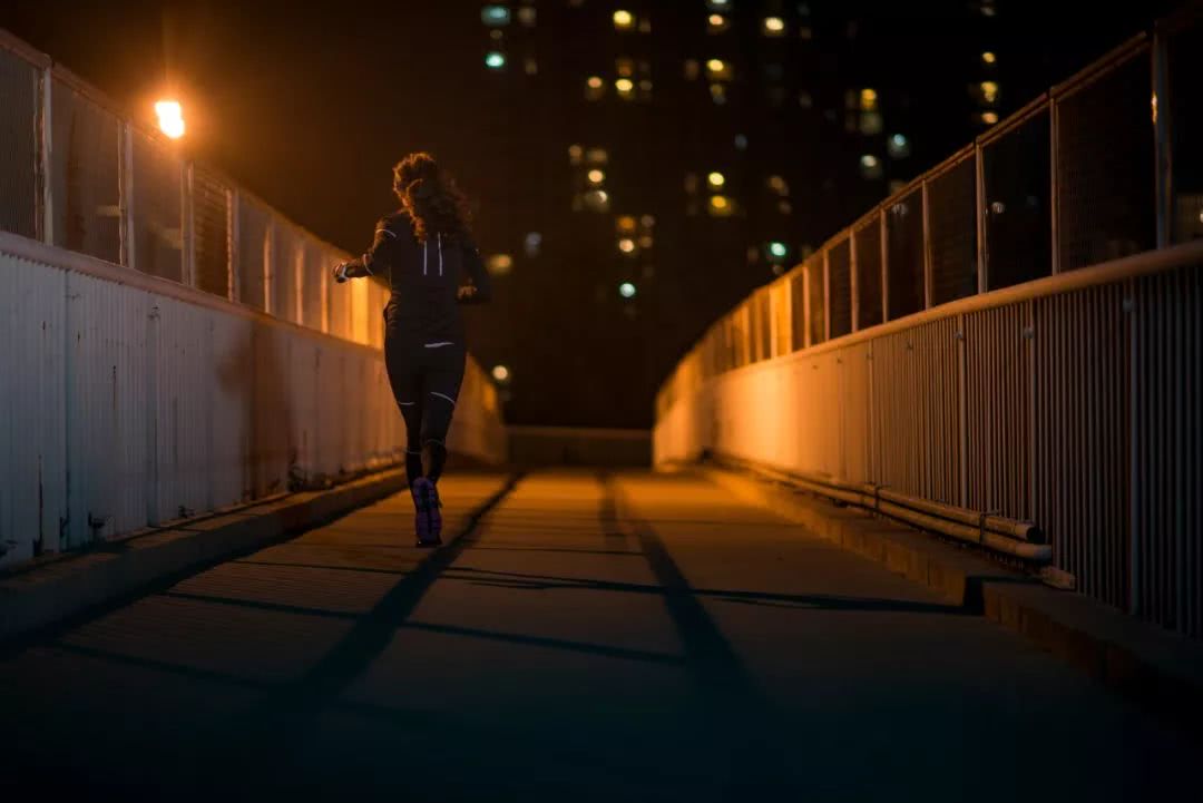 沿着42.195公里的跑道，她们奔向生活的远方