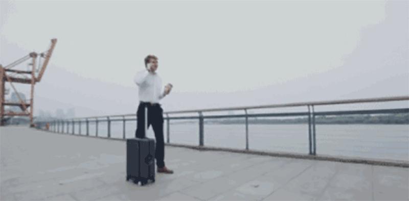 这款行李箱会自己动，超方便，酷！