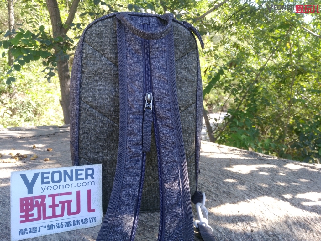 轻巧小背包,容量大且小巧轻便的背包