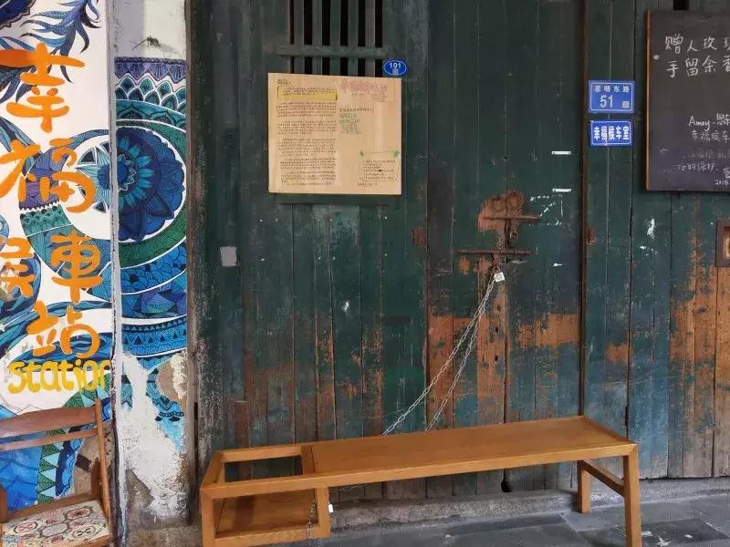 你可知道?思明东路的骑楼里,藏着一个“幸福候车室”