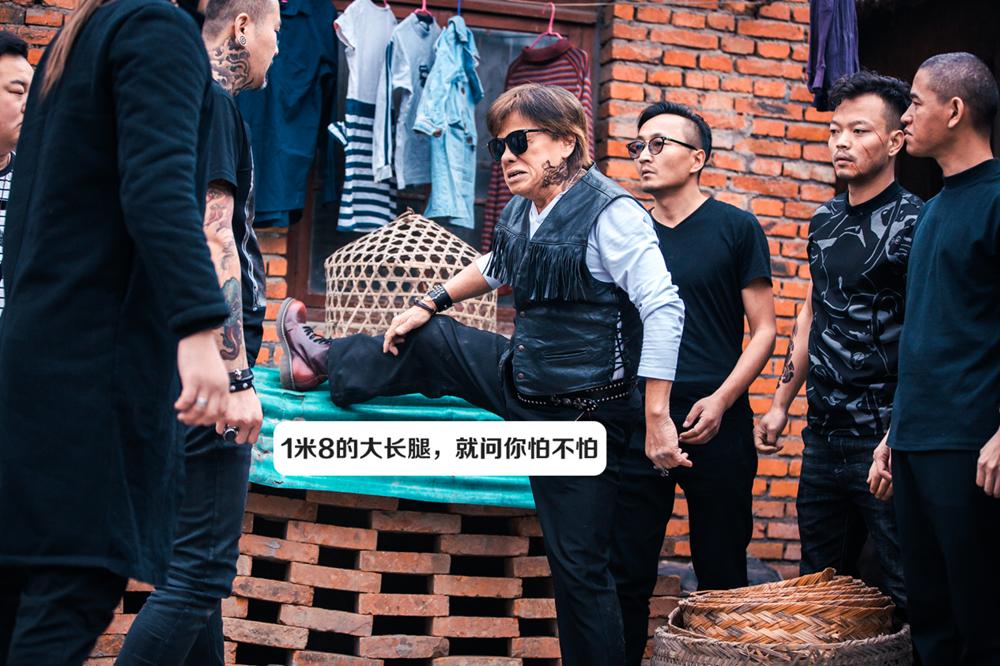 梁小龙霸气秀大长腿中国版“奥巴马”冷眼旁观