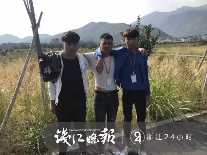 老人摔倒男子拍视频后帮忙扶起,老人摔倒无人敢扶真实事件