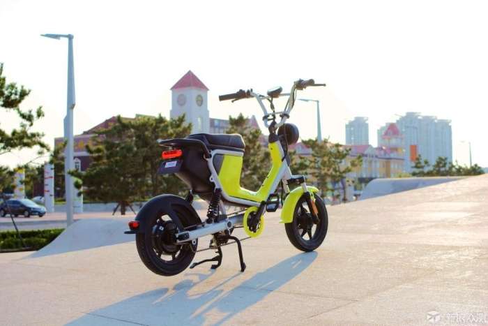 这才是真正的电动自行车,小牛评测特斯拉