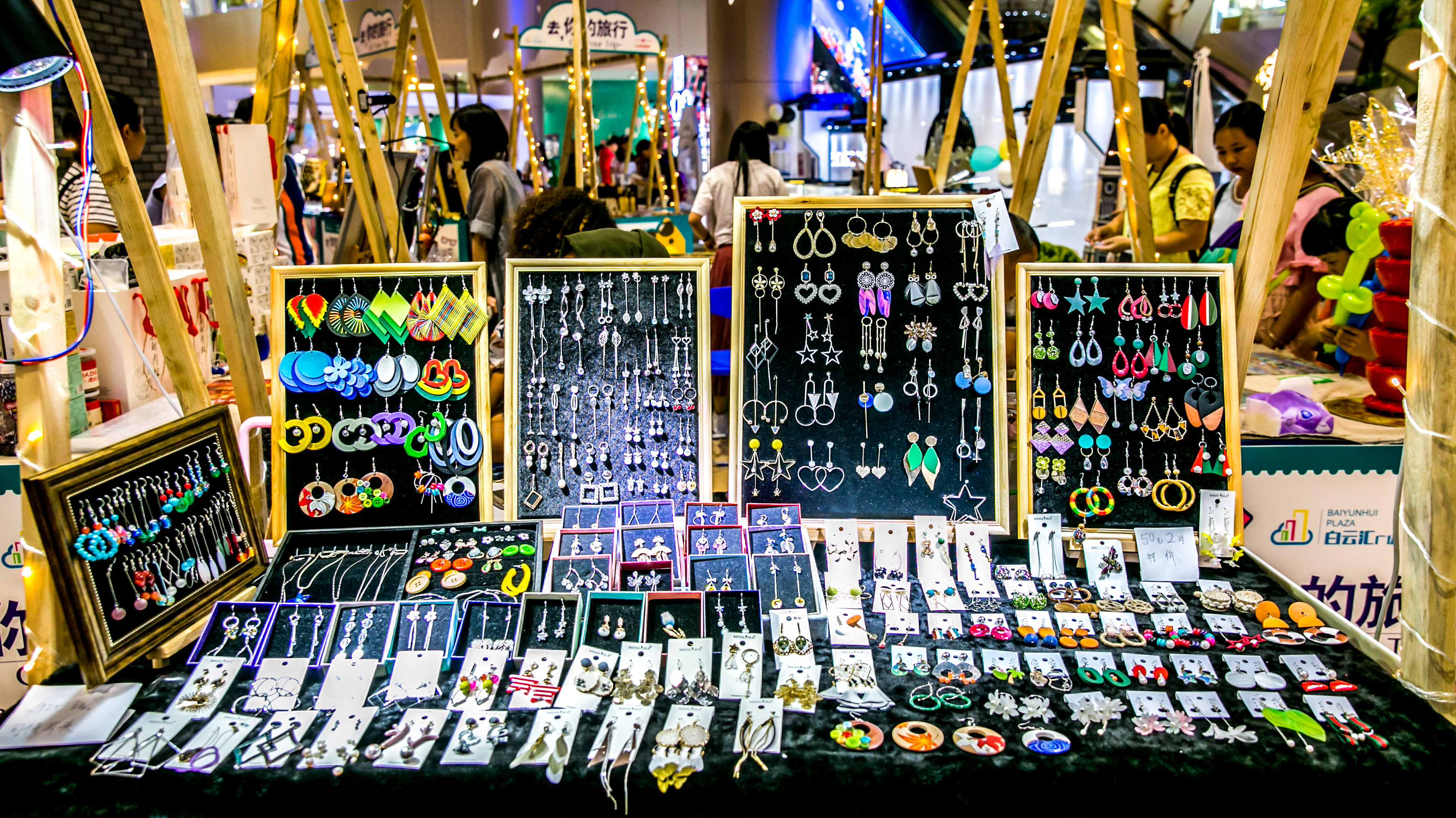 鏉ュ埌骞垮窞鐧戒簯姹囧箍鍦轰笌瑙備紬瑙侀潰,鐧戒簯姹囧箍鍦哄槈骞村崕