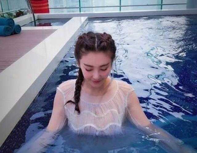 张馨予热巴花絮,女星出水芙蓉剧照