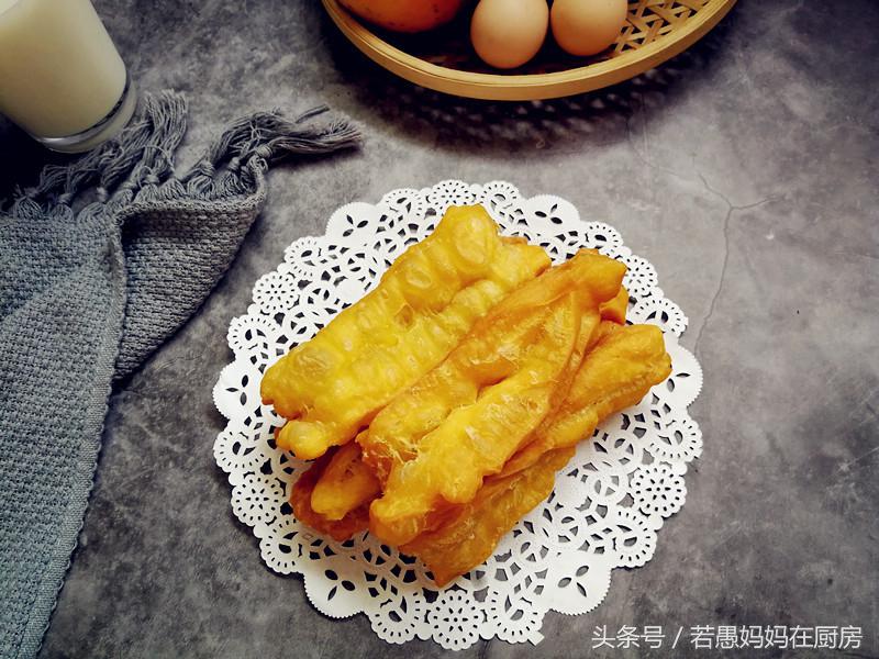 炸油条怎么做酥脆松软现做现吃,自己在家炸油条脆皮油条的做法