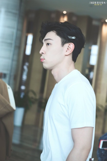 《明星大侦探》第二期录制现场，邓伦鬼鬼都来了，新嘉宾被质疑