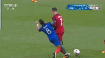 聊聊足球场的肮脏动作，内马尔太揪心，C罗不是不报时候未到