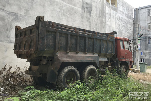 老司机装载机工地干活,工地干活的老车