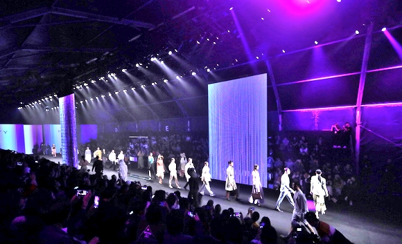 上海时装周紫色,上海时装周2019回顾