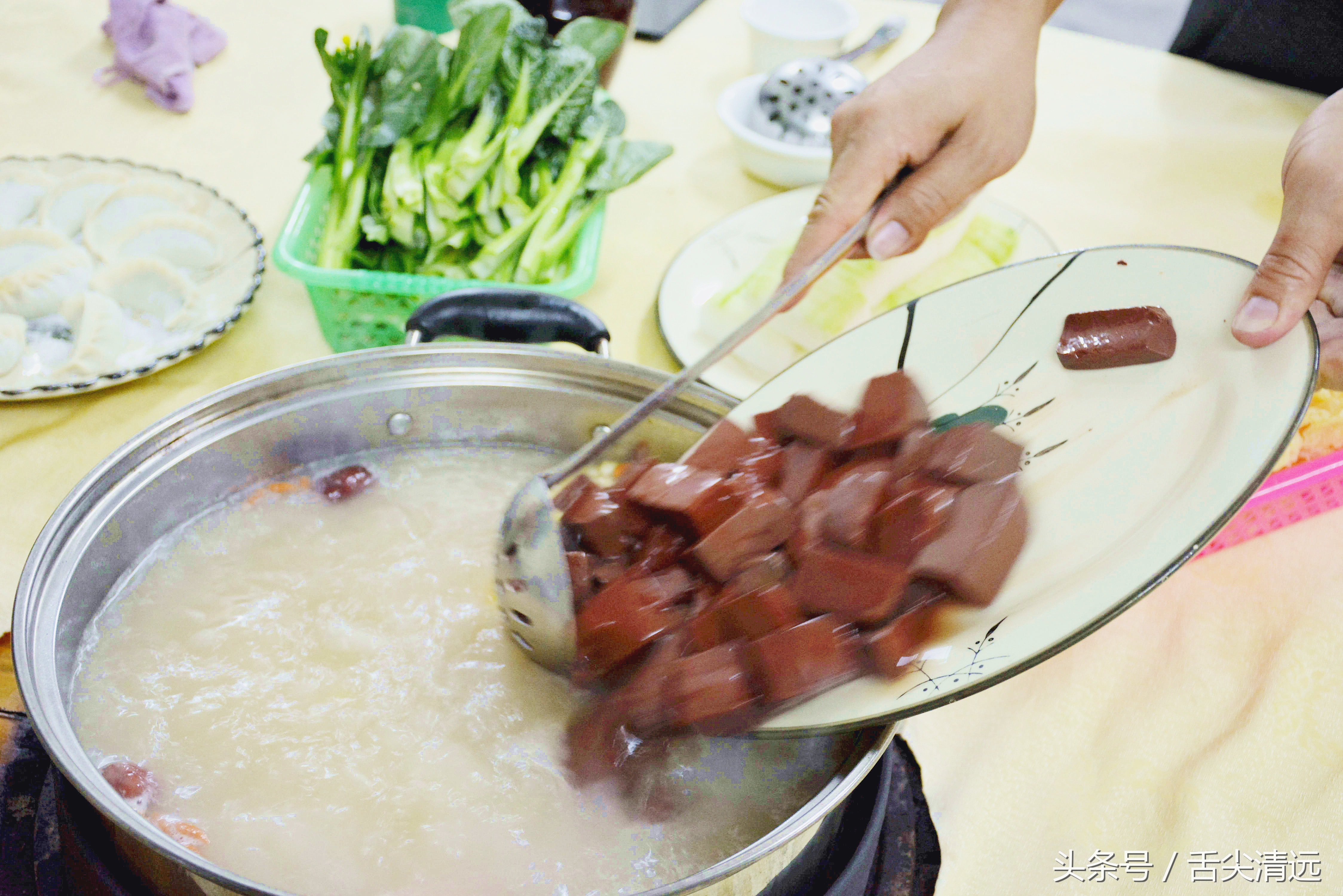 记得暴龙哥那两只驴仔吗?来清远了,人们都到这排队宠幸,爆场!