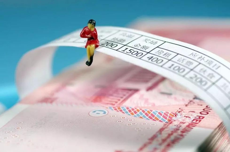 多扣的个税如何在工资中补回,公司工资发多了退回影响个税吗