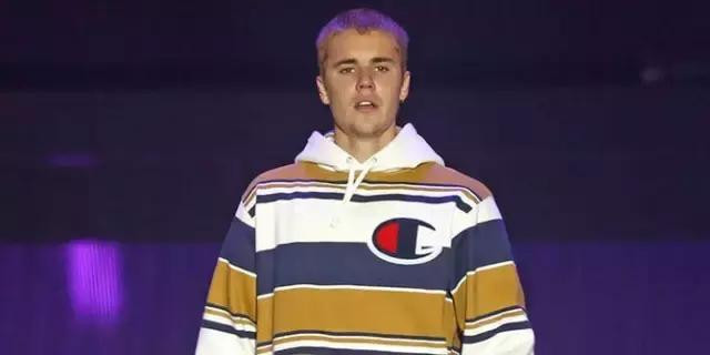 champion最经典的一款卫衣,白色连帽champion卫衣搭配女