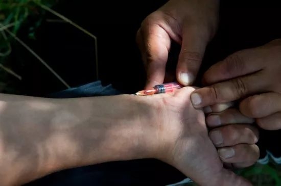 我抓毒贩，她吸毒，我们曾经相爱十年