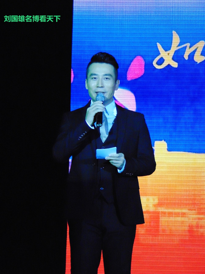 抱着个小孩,歌声还那么高亢,艺院老教授翁葵赢得满堂彩!