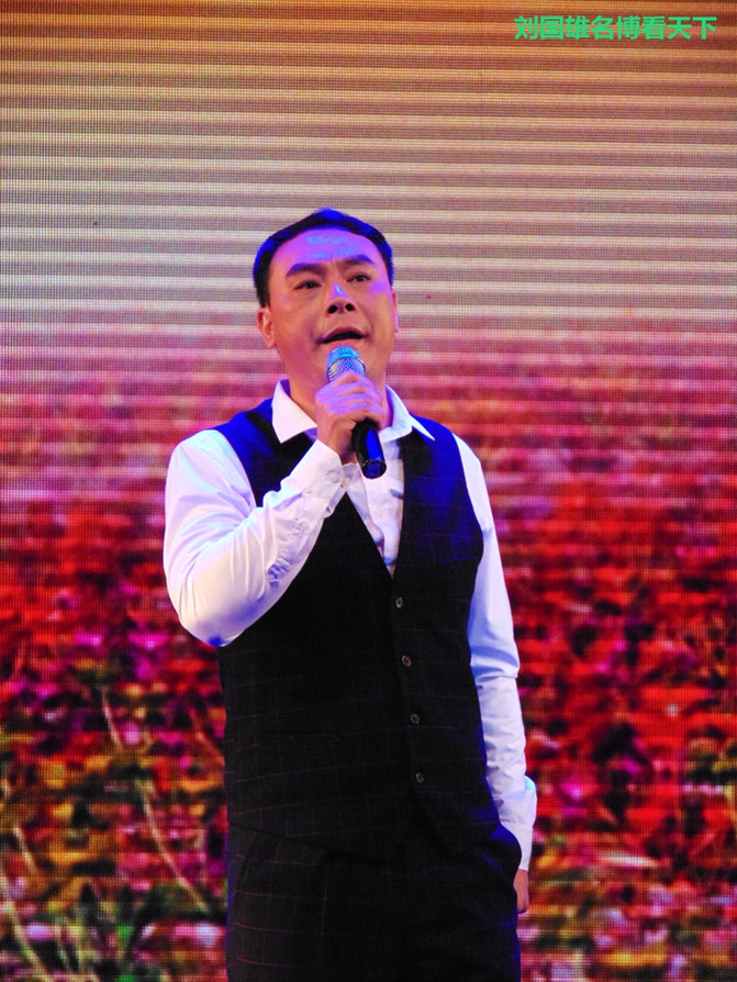 抱着个小孩,歌声还那么高亢,艺院老教授翁葵赢得满堂彩!