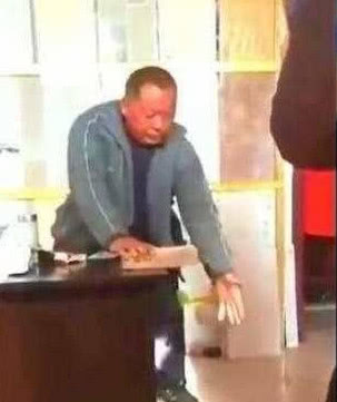 跟电钻钻头比，这位铁砂掌断铁如泥值得尊重，却不如太极更聪明