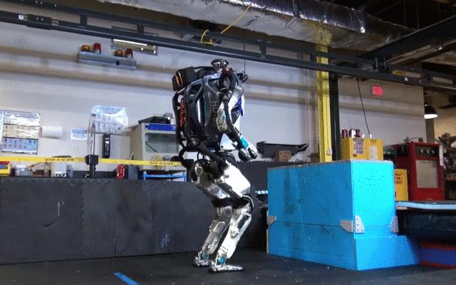 机器人跑酷太空步,机器人跑酷单脚跳上阶梯