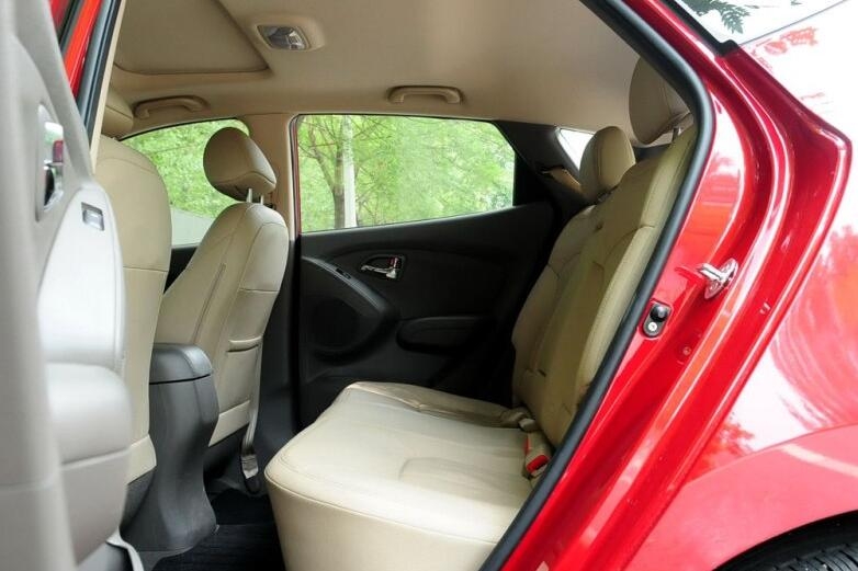 16年3万公里的东南DX7和11年8万公里的现代IX35,7万多适合哪款车