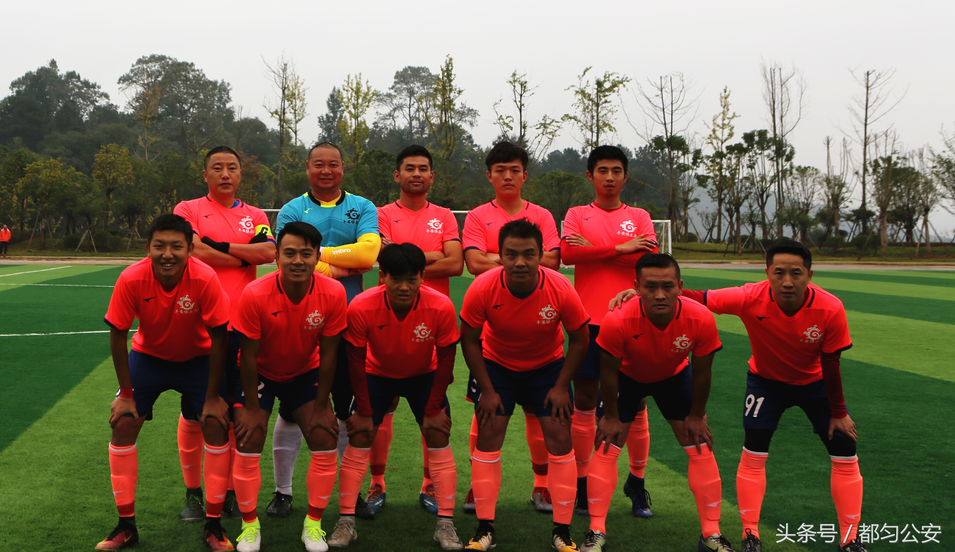 当警察遇上篮球视频,当警察遇上萌娃踢来的球