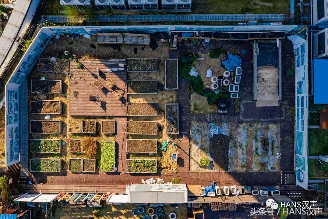 走，一起去武汉奇妙顶楼天台踢球蹦迪撸串