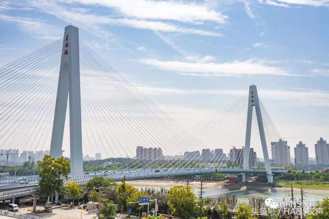 走，一起去武汉奇妙顶楼天台踢球蹦迪撸串