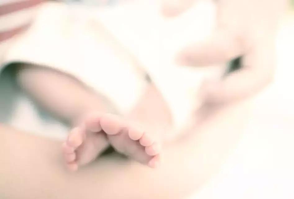 脚前脚掌裂口是什么病,脚后跟脚底开裂是什么原因引起的