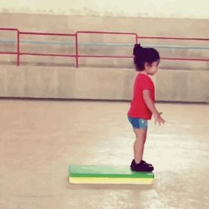 小孩倒立俯卧撑,倒立俯卧撑小学生练八块腹肌