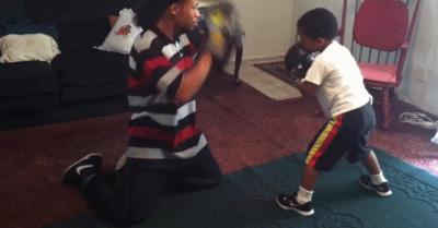 小孩倒立俯卧撑,倒立俯卧撑小学生练八块腹肌