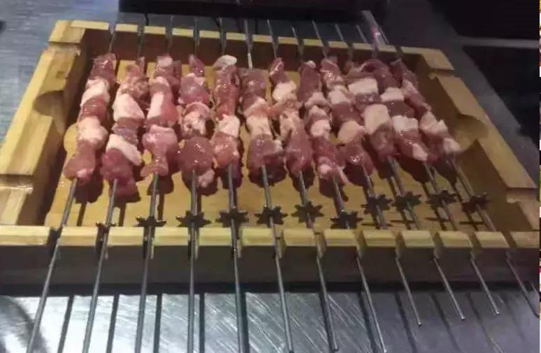 秋冬转凉吃啥?三个丑皮匠带你从上海吃到东南亚,这家烧烤不简单