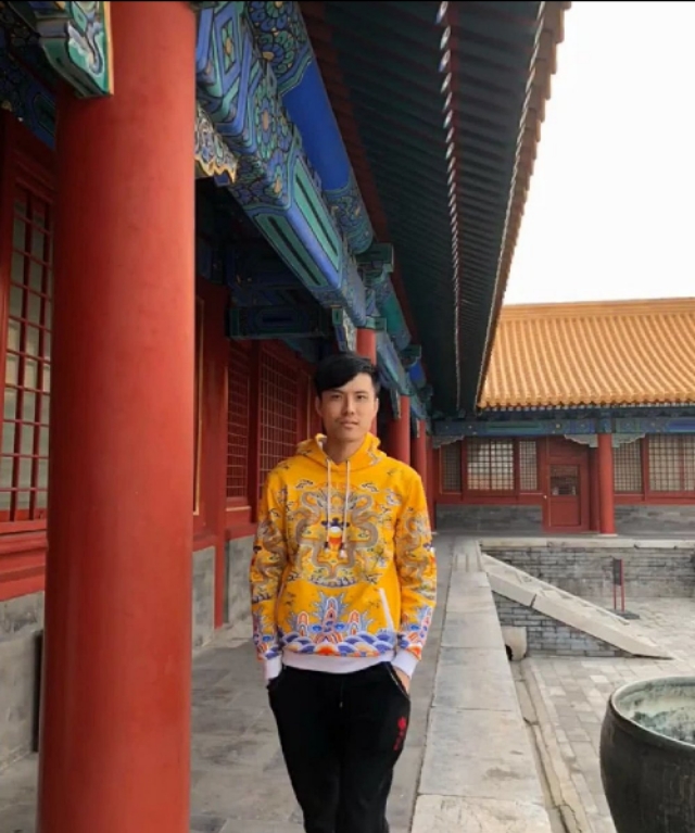 男子拍照路人,小伙拍照路人闯入镜头