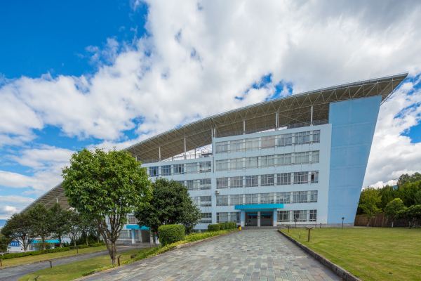 中国最美大学拍摄地,最美三面环海的大学