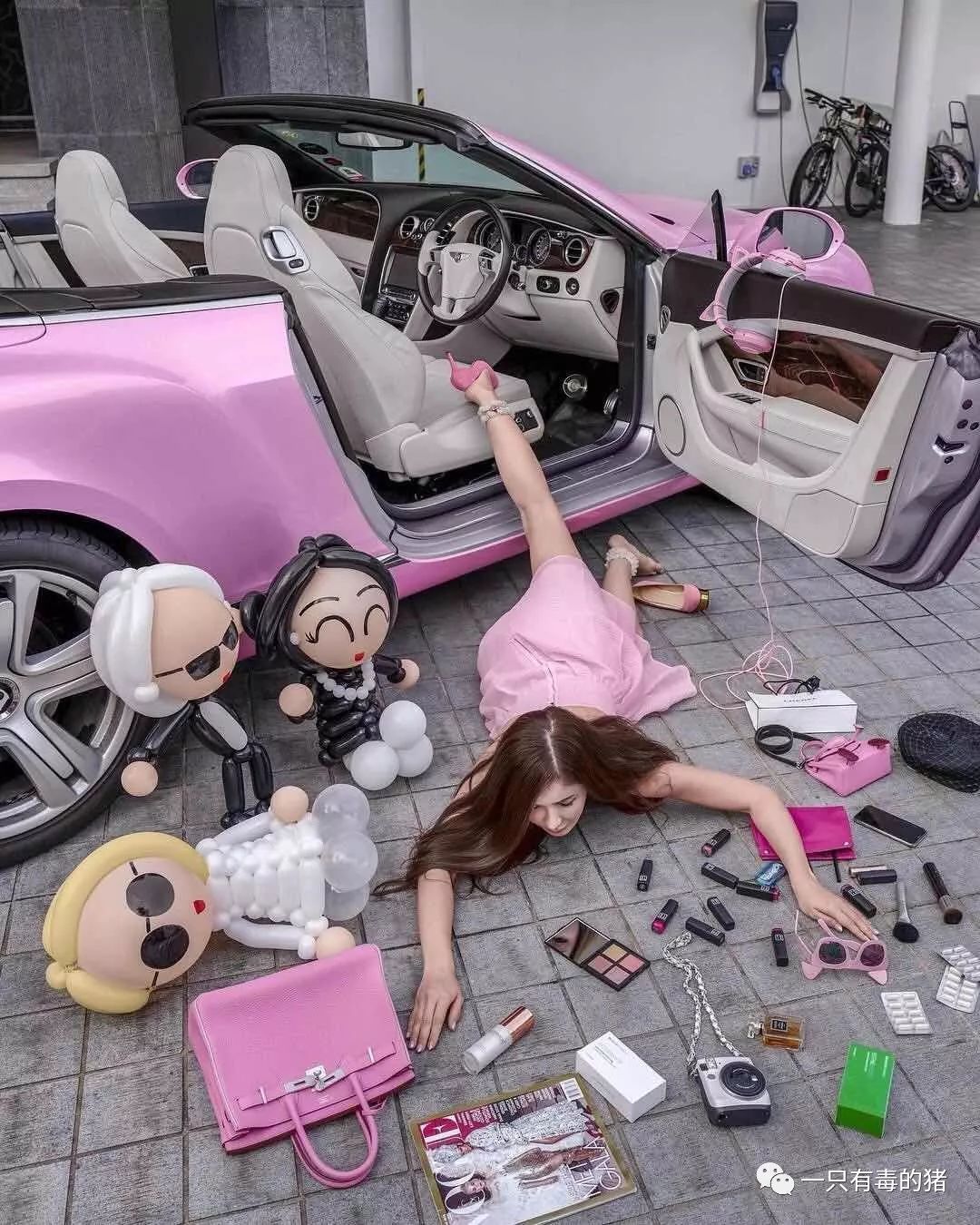 深扒摔跤炫富：原来富婆们20w包包里的东西也没什么了不起