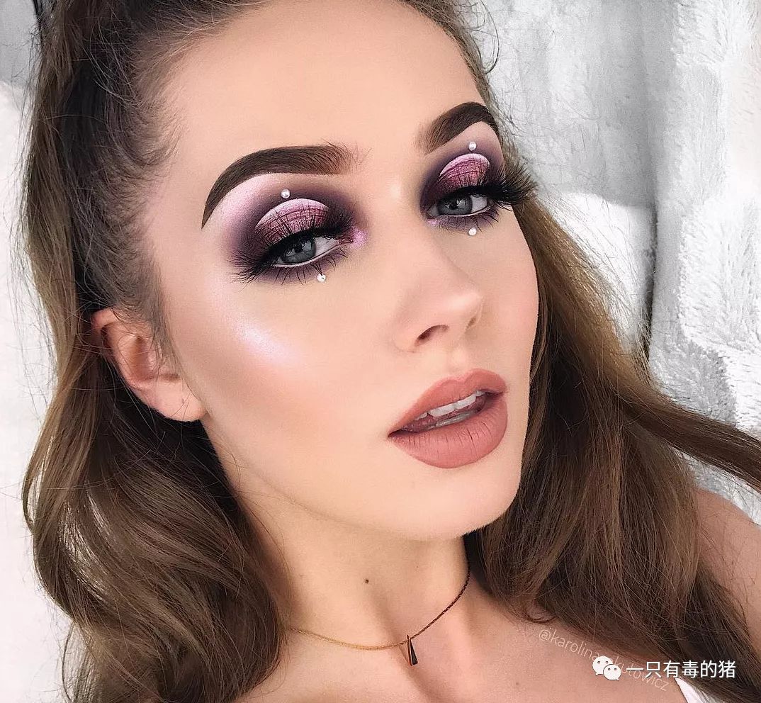 深扒摔跤炫富：原来富婆们20w包包里的东西也没什么了不起