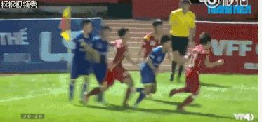 足球场上群殴,女足冲突名场面