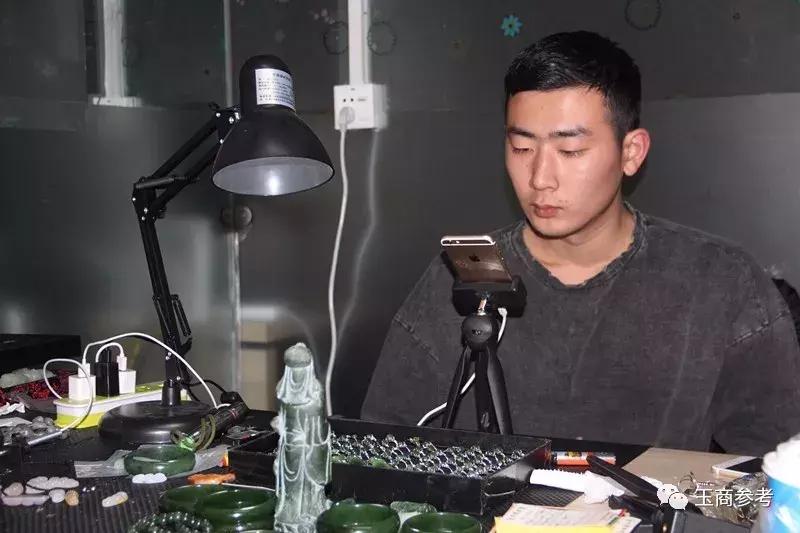 淘宝、YY、京东,直播杀入镇平石佛寺,镇平农村玉雕人当主播