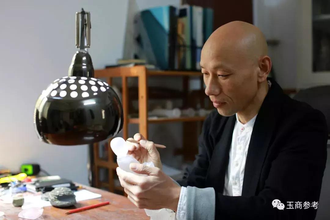 玉商参考：潜心守艺30年，看镇平一懵懂少年，如何蜕变为玉雕大师