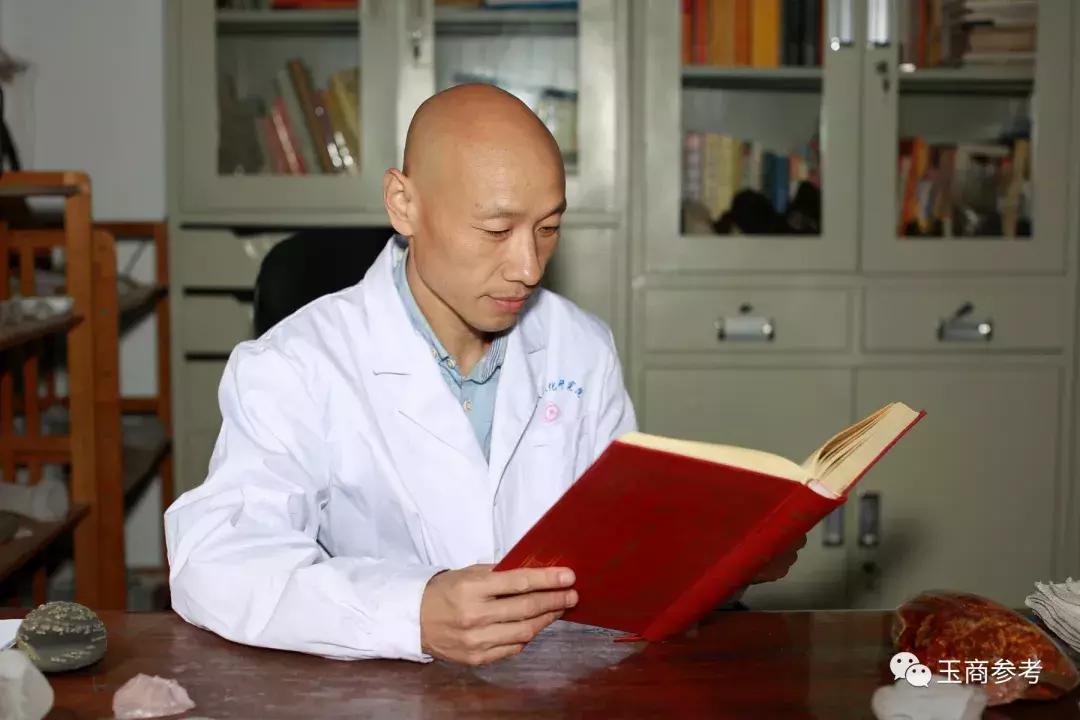 玉商参考：潜心守艺30年，看镇平一懵懂少年，如何蜕变为玉雕大师