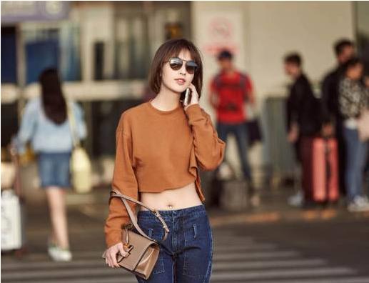 奶茶色包包配什么衣服,奶茶色包包冬天穿搭