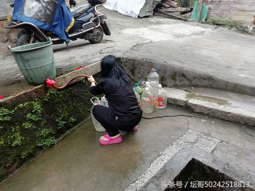 村里的一口古井,村口的一口古井