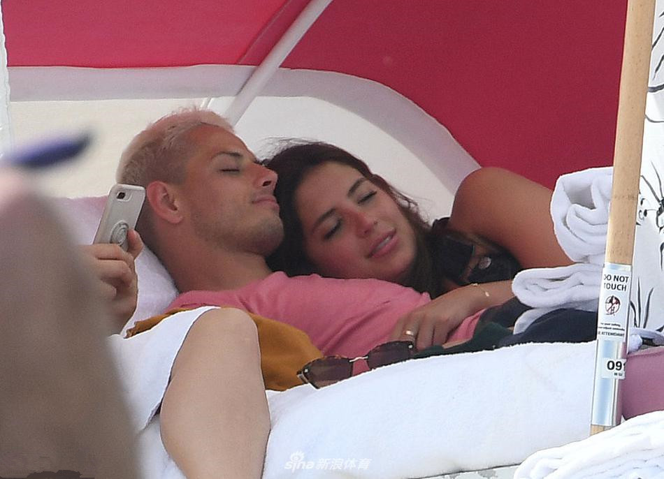 真敢穿！西汉姆联前锋性感女友晒翘臀图，球迷称：肯定很旺夫