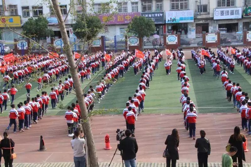 运动会接力赛淮滨小学,运动场上彩旗飘你追我赶逞英豪