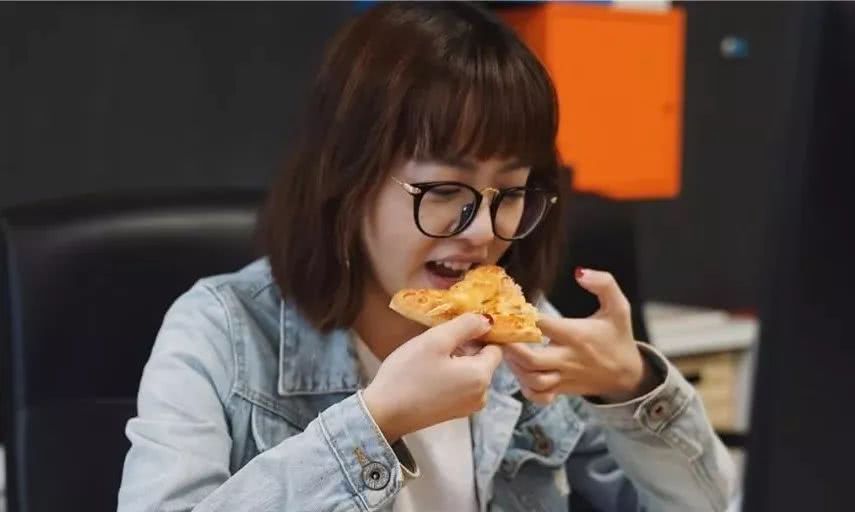 真的！这个29块9的披萨里我吃出了整整两只蟹！